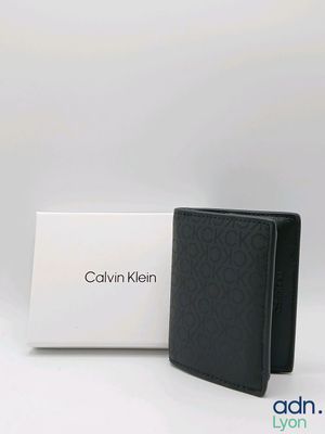 un portefeuille noir sur lequel est posé un coffret blanc