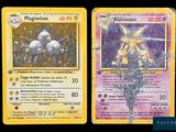 Deux cartes Pokémon sont représentées côte à côte sur un fond noir.