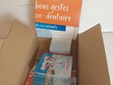 une boîte en carton avec un tas de livres à l'intérieur