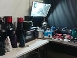 un bureau sur lequel se trouvent de nombreux objets