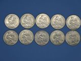 un groupe de six pièces d'argent posées sur une surface bleue