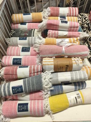 les serviettes sont empilées les unes sur les autres dans un panier