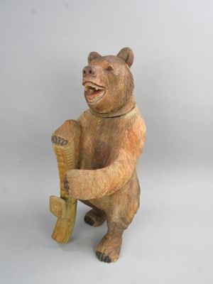 statue d'un ours tenant une batte de baseball sur fond blanc