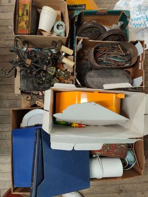 un tas d'objets divers posés sur un carton