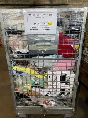 une cage métallique contenant tout un tas d'objets