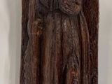 sculpture en bois représentant une femme tenant un enfant dans ses bras