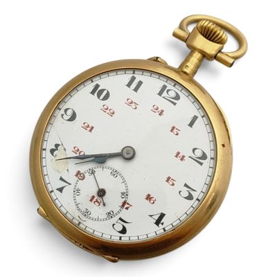 gros plan d'une montre de poche en or sur une surface blanche