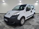 la petite camionnette blanche est garée sur un carrelage à carreaux