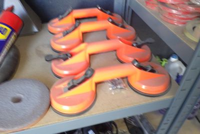 une étagère sur laquelle se trouvent quelques objets orange et noirs