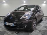 une voiture noire garée sur un sol en damier