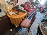 un salon rempli de meubles et d'une petite table