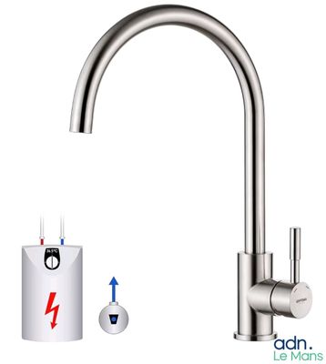 un gros plan d'un robinet avec un distributeur d'eau à côté