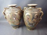 deux vases ornés de portraits, posés sur une table