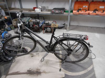 un vélo garé dans un garage