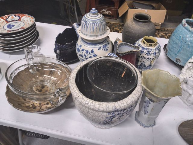 Lot d'objet en faïence, verre et bronze. Aiguillère verseuses, ca...