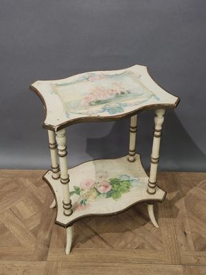 une table d'appoint ancienne peinte, dont le plateau est orné d'un motif floral