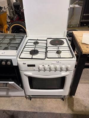 deux cuisinières et un four intégré dans une pièce