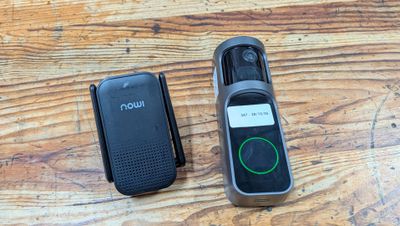 deux téléphones portables posés l'un à côté de l'autre sur une table en bois