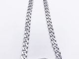 un collier en argent avec une pierre suspendue à une chaîne, sur fond blanc