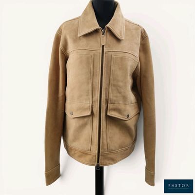 une photo d'une veste beige sur un mannequin