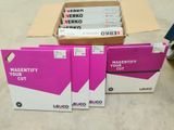 trois boîtes de « Magenify Your Cut » et une boîte de « Magenify Your Cut »