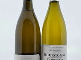 deux bouteilles de vin posées l'une à côté de l'autre sur une table