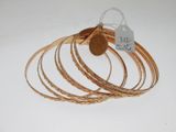 une pile de bracelets avec une étiquette dessus