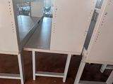 une salle avec beaucoup de tables et de chaises