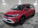 un 4x4 rouge garé dans un garage au sol en damier