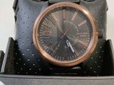 une montre qui se trouve dans une boîte sur une table
