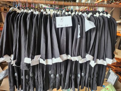 Lot de 35 robes noires, marque LA CITY , taille 40 avec col …