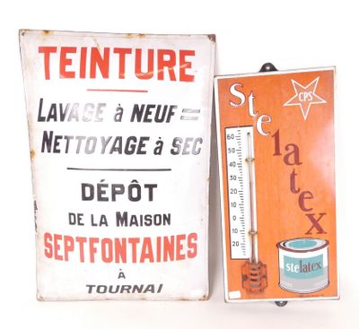 deux panneaux exposés sur une surface blanche