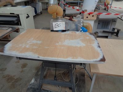 une image représentant une table sur laquelle se trouvent de nombreux morceaux de bois