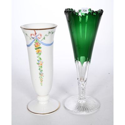 deux vases posés l'un à côté de l'autre sur une table