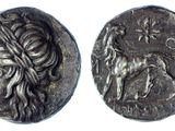 une pièce d'argent sur laquelle figurent une femme et un lion