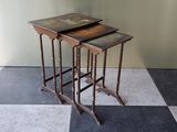 deux tables posées sur un sol en damier