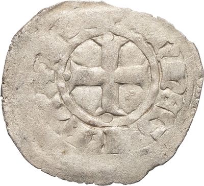 Gros plan sur une pièce de monnaie portant une croix