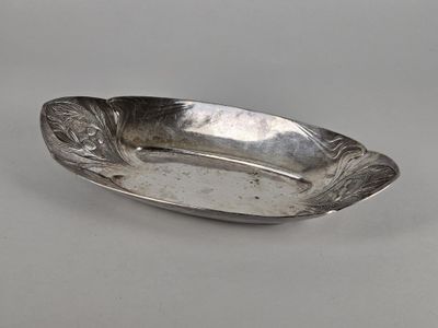 une assiette en argent antique avec un motif décoratif