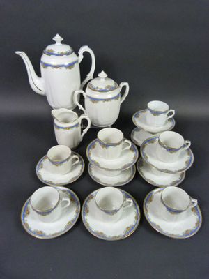 Partie de service à café en porcelaine blanche à décor d'une…