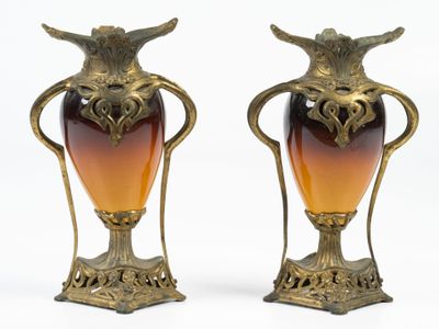 deux vases ornés de cornes sur fond blanc