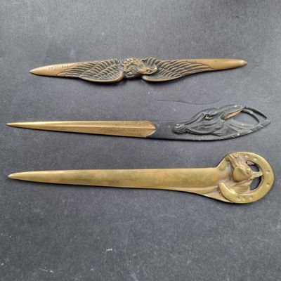 Lot de 3 coupes-papiers en bronze : l'un à décor d'un aigle …