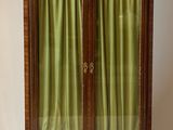 une armoire recouverte d'un rideau vert