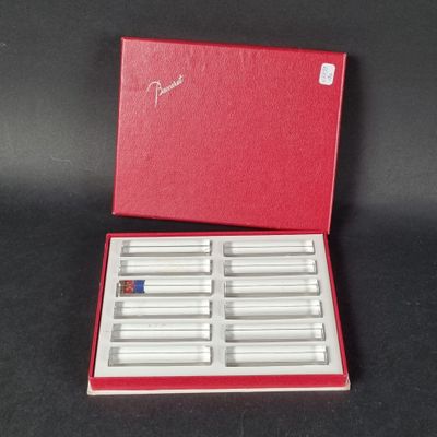 une boîte rouge ouverte contenant une douzaine de paires de lunettes et une paire de lunettes