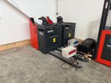deux chariots élévateurs garés l'un à côté de l'autre dans un garage