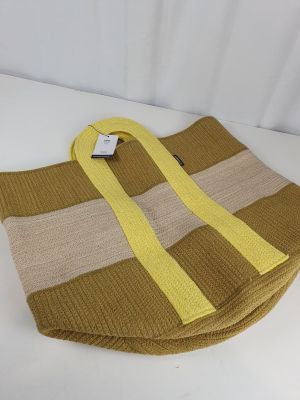 sac fourre-tout en maille rayé beige et jaune, avec des anses jaunes