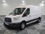 la camionnette blanche est garée sur un sol carrelé en damier