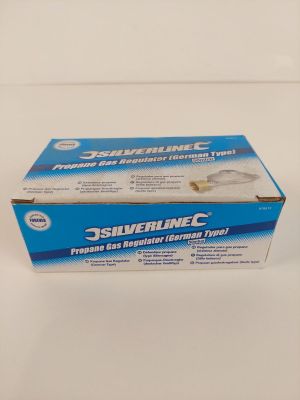 deux tubes de dentifrice Silverline posés sur une surface blanche