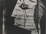 une vieille photo en noir et blanc représentant le visage d'une femme avec un morceau de papier déchiré