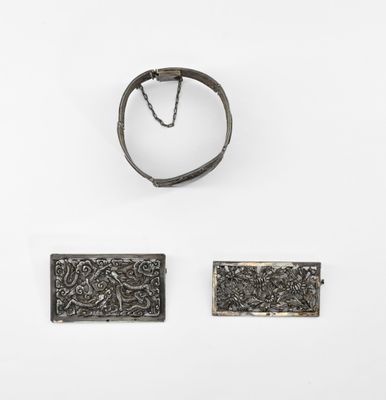 deux morceaux de métal reliés par une chaîne