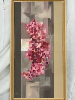 tableau représentant une fleur rose dans un cadre doré, posé sur un tissu blanc